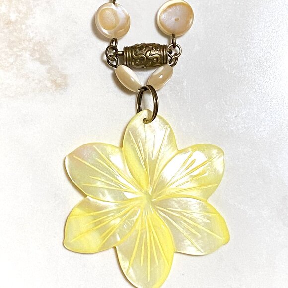 Light Yellow Mother of Pearl Flower Pendant Bronze Link Necklace - Picture 9 of 12